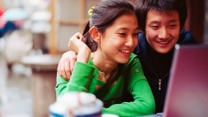 Adolescent_couple_using_laptop_300_170